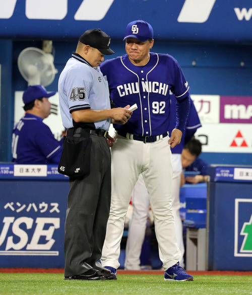 DeNA対中日　7回裏、投手交代を告げる中日与田監督（撮影・鈴木正人）