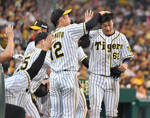 8回裏阪神1死一、三塁、大山悠輔の中前勝ち越し適時打で生還し手荒い出迎えを受ける植田海（撮影・上田博志）