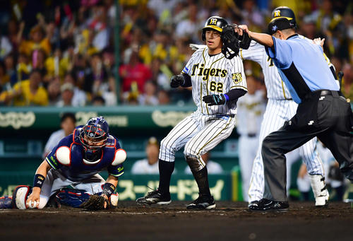 8回裏阪神1死一、三塁、大山悠輔の中前適時打で三塁走者植田海が生還する（撮影・清水貴仁）