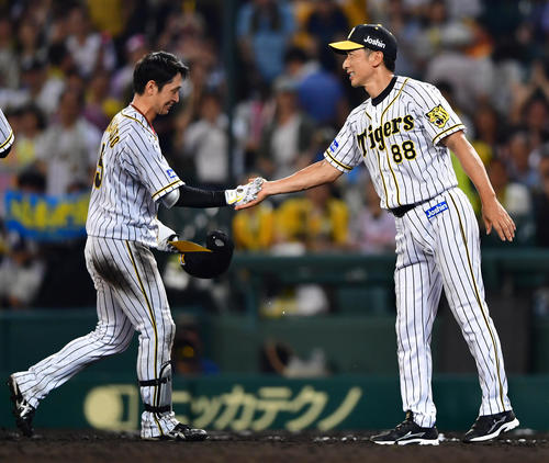 阪神対ヤクルト　サヨナラ犠飛の近本光司（左）を出迎える矢野耀大監督（撮影・清水貴仁）