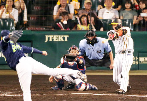 8回裏阪神1死一、三塁、大山悠輔は中前適時打を放つ（撮影・上山淳一）