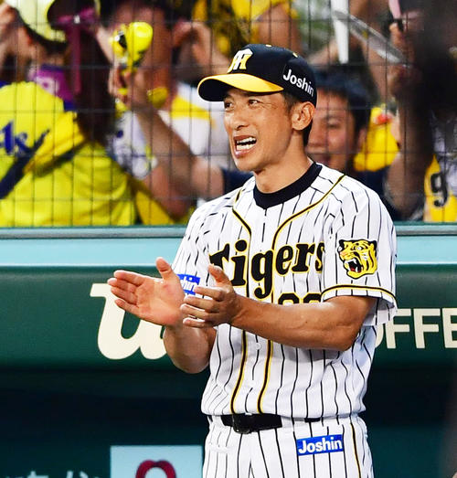 8回裏阪神1死一、三塁、大山の適時打に手をたたいて喜ぶ矢野監督（撮影・清水貴仁）