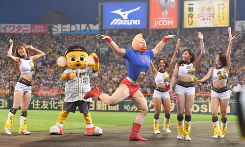 阪神対ヤクルト　夏バージョンのタイガースガールと踊るキン肉マン（撮影・上田博志）