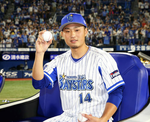 試合に勝利し笑顔を見せるDeNA石田（撮影・鈴木正人）