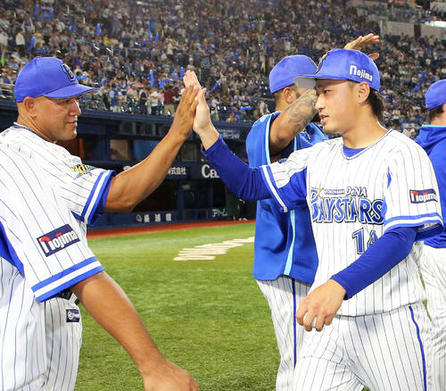 試合に勝利しラミレス監督（左）とタッチするDeNA石田（撮影・鈴木正人）