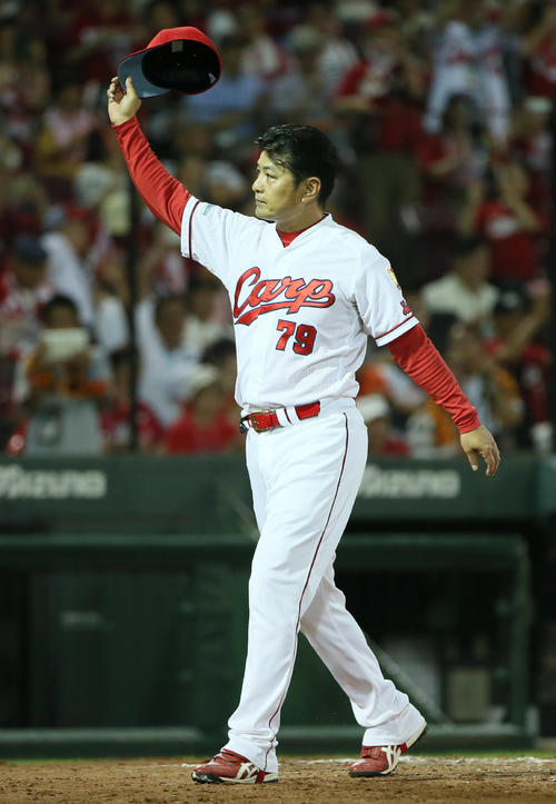 広島対巨人　ファンの声援に応える緒方孝市監督（撮影・栗木一考）