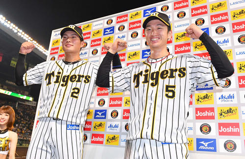 阪神対ヤクルト　お立ち台でキン肉マンポーズを見せる近本（右）と北條（撮影・上田博志）
