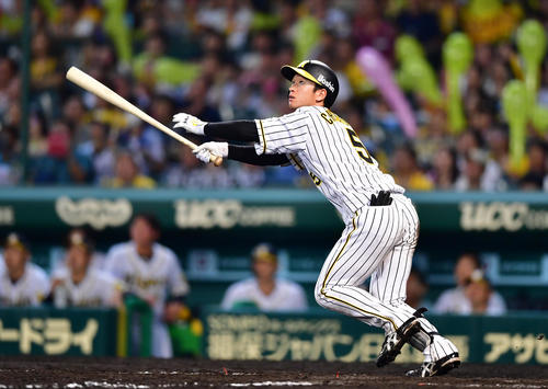 阪神対ヤクルト　9回裏阪神1死三塁、サヨナラ左犠飛を放つ近本（撮影・清水貴仁）