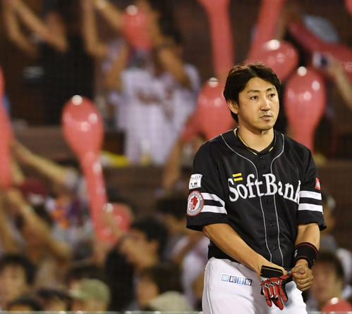 楽天対ソフトバンク　7回表ソフトバンク2死二塁、遊ゴロに終わり肩を落とす内川（撮影・横山健太）