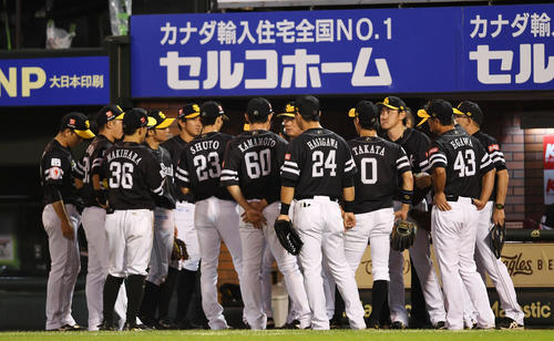 楽天対ソフトバンク　4回表開始前、円陣を組むソフトバンクナイン（撮影・横山健太）