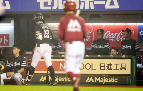 楽天対ソフトバンク　楽天に連敗し肩を落とす工藤監督（右から3人目）らソフトバンクナイン（撮影・横山健太）
