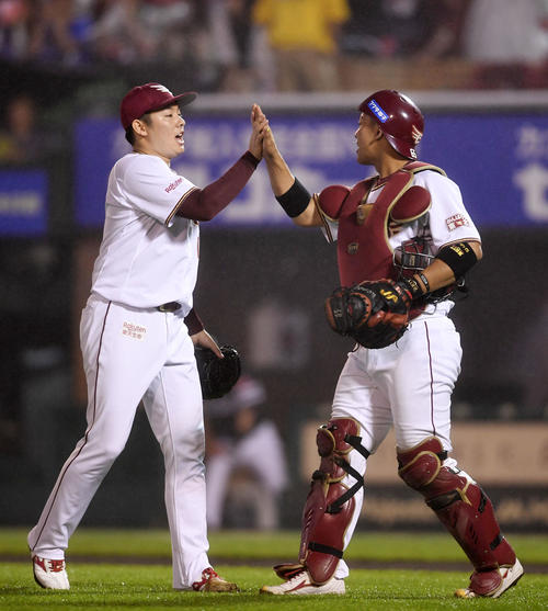 楽天対ソフトバンク　ソフトバンクに勝利しタッチを交わす楽天松井（左）と堀内（撮影・横山健太）