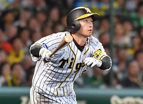5回裏阪神2死一、二塁、右越えに逆転3点本塁打を放つ近本（撮影・上田博志）