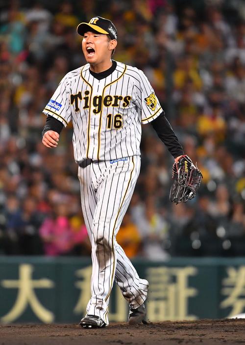 6回表ヤクルト2死一塁、村上から三振を奪い雄たけびをあげる西（撮影・上田博志）
