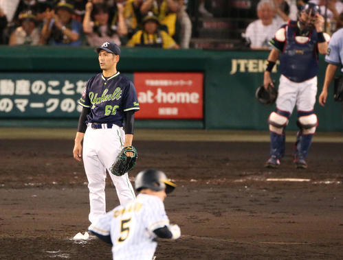 5回裏阪神2死一、二塁、山中は近本（手前）に逆転の右越え3点本塁打を浴びボー然とする（撮影・上山淳一）