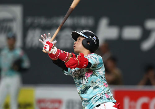日本ハム対ロッテ　1回表ロッテ2死一、二塁、左越え3点本塁打を放つ三家（撮影・黒川智章）