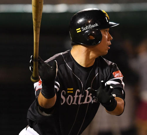 楽天対ソフトバンク　6回表ソフトバンク2死一塁、左越え2点本塁打を放つ長谷川（撮影・横山健太）