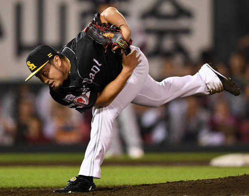 楽天対ソフトバンク　8回裏から5番手として登板したソフトバンク森（撮影・横山健太）