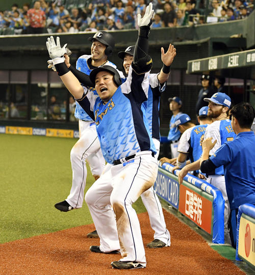 西武対オリックス　6回裏西武無死一、三塁、30号となる逆転の左越え3点本塁打を放った山川（手前）は生還しポーズを決める（撮影・滝沢徹郎）　