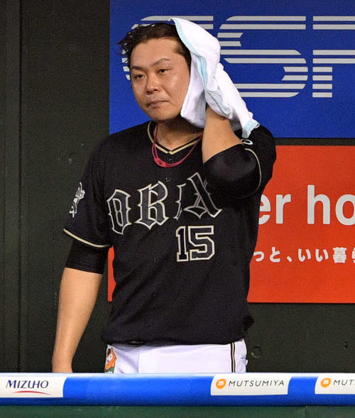 西武対オリックス　6回、交代しベンチで汗をぬぐうオリックス荒西（撮影・滝沢徹郎）　