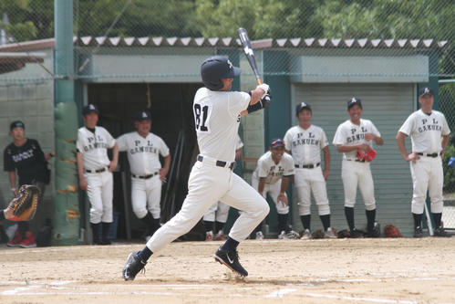 1回表、遊撃内野安打を放つPL学園・桑田氏（撮影・柏原誠）