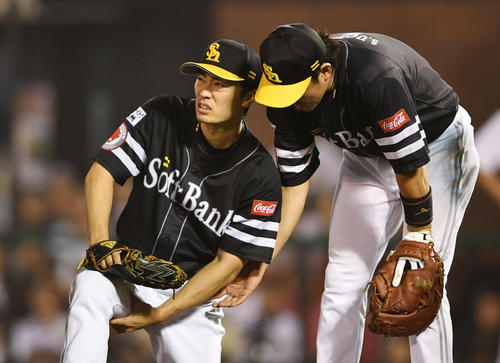 楽天対ソフトバンク　5回裏途中、足を痛めマウンドに膝をつくソフトバンク和田（2019年7月20日）
