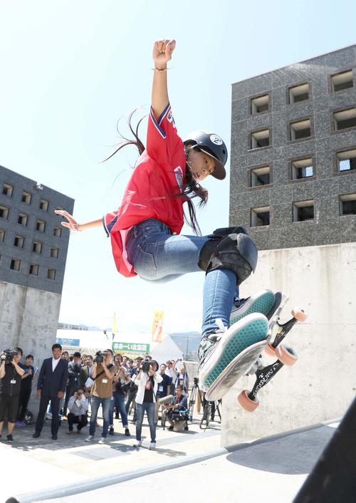 札幌ドーム屋外でスケートボードを披露する東京五輪代表候補の開（撮影・黒川智章）