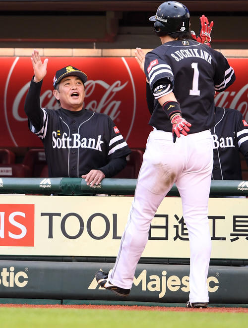 楽天対ソフトバンク　2回表ソフトバンク2死、左中間へ本塁打を放った内川（右）を笑顔で迎える工藤監督（撮影・横山健太）