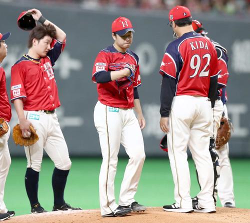 日本ハム対ロッテ　4回途中降板する堀（撮影・黒川智章）