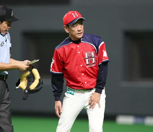 日本ハム対ロッテ　4回表、投手交代を告げる栗山監督（撮影・黒川智章）