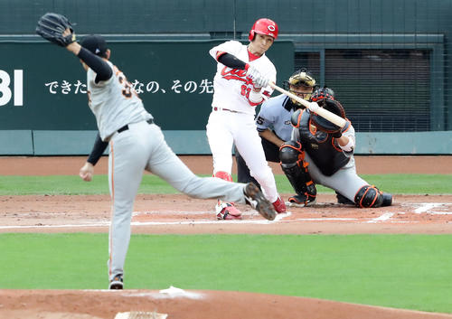 広島対巨人　1回裏広島無死、西川は先頭打者本塁打を放つ。投手桜井（撮影・浅見桂子）