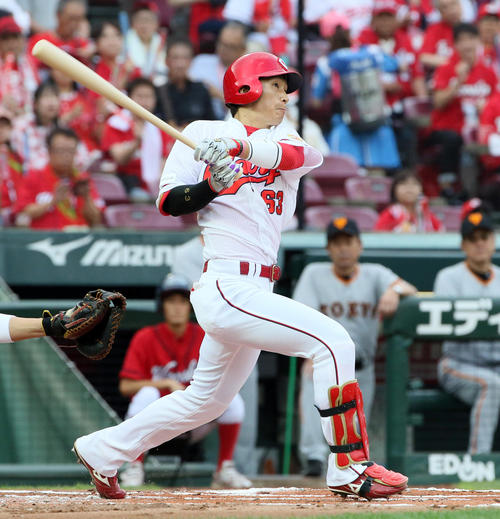 広島対巨人　1回裏広島無死、西川龍馬は右越えに先制ソロ本塁打を放つ（撮影・栗木一考）