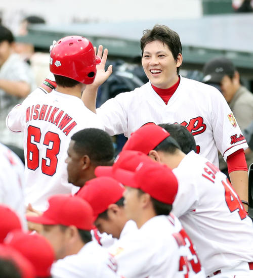 広島対巨人　1回表広島無死、先頭ソロ本塁打を放った西川（左）を笑顔で出迎える九里（撮影・垰建太）