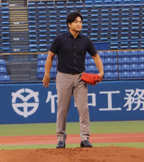 始球式で神宮のマウンドに上がる高橋氏（撮影・古川真弥）