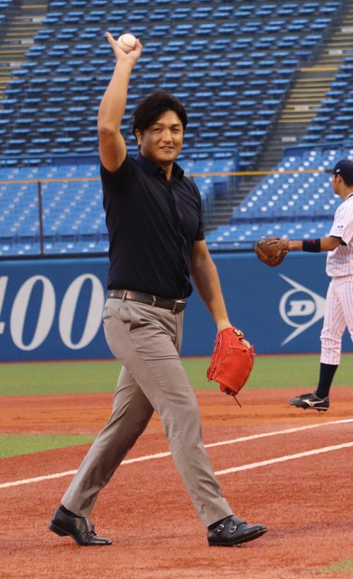 始球式を終え、声援に応える高橋氏（撮影・古川真弥）