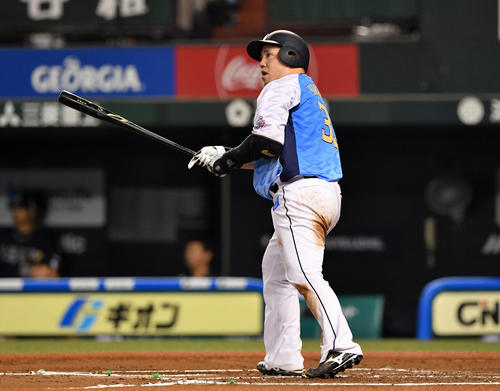 西武対オリックス　6回裏西武無死一、三塁、山川は30号となる逆転の左越え3点本塁打を放つ（撮影・滝沢徹郎）　