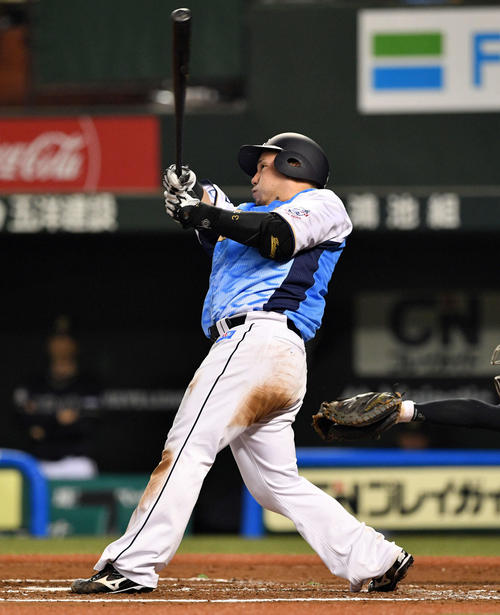 西武対オリックス　6回裏西武無死一、三塁、山川は30号となる逆転の左越え3点本塁打を放つ（撮影・滝沢徹郎）　