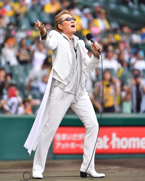 阪神対ヤクルト　甲子園球場で熱唱する石井竜也（撮影・上田博志）