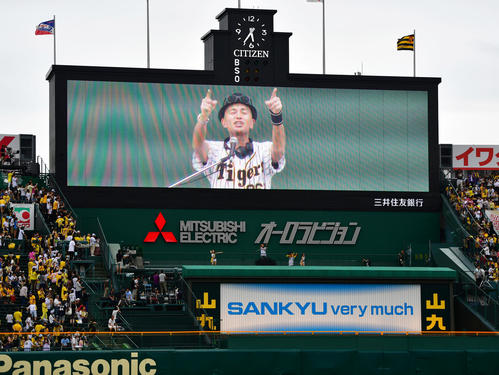 阪神対ヤクルト　試合前、甲子園を盛り上げるマーク・パンサー（撮影・清水貴仁）
