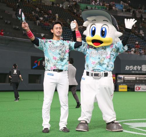 日本ハム対ロッテ　試合後、応援団の声援に応える三家（撮影・黒川智章）