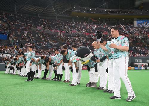 日本ハム対ロッテ　試合後、スタンドの応援団にあいさつするロッテナイン（撮影・黒川智章）