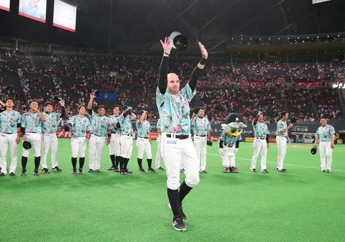日本ハム対ロッテ　試合後、日本ハム応援団にあいさつするレアード（撮影・黒川智章）