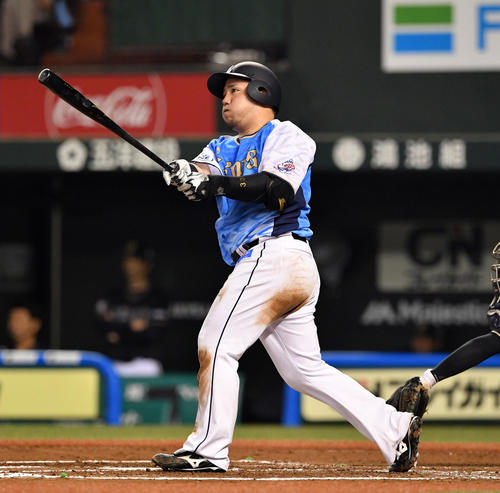 西武対オリックス　6回裏西武無死一、三塁、山川は30号となる逆転の左越え3点本塁打を放つ（撮影・滝沢徹郎）　