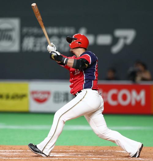 日本ハム対ロッテ　8回裏日本ハム無死、左越え本塁打を放つ中田（撮影・黒川智章）
