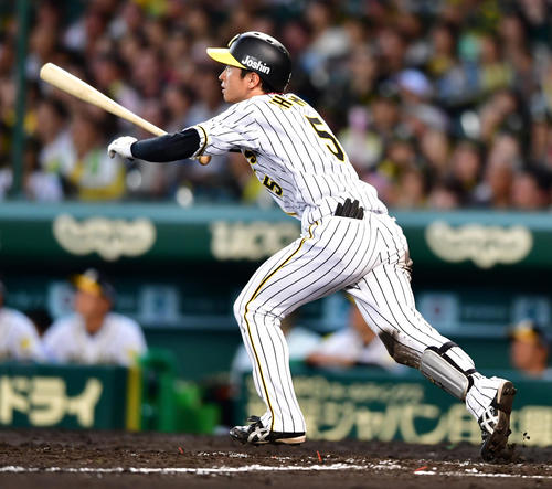5回裏阪神2死一、二塁、右越えの逆転3点本塁打を放つ近本光司（撮影・清水貴仁）