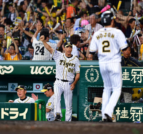 5回裏阪神2死一、二塁、近本光司の逆転3点本塁打にガッツポーズをみせる矢野耀大監督（撮影・清水貴仁）