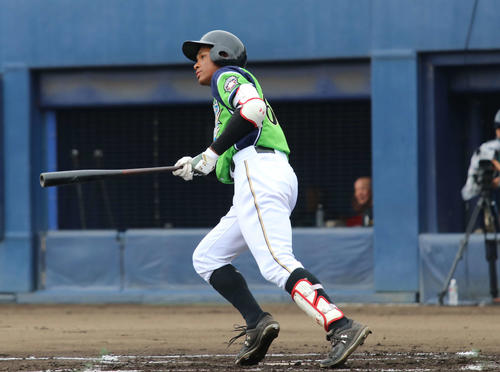 イースタン・リーグ　日本ハム対DeNA　1回裏日本ハム2死一、二塁で左翼スタンドへ逆転の3点本塁打を放つ日本ハム万波（撮影・山崎純一）