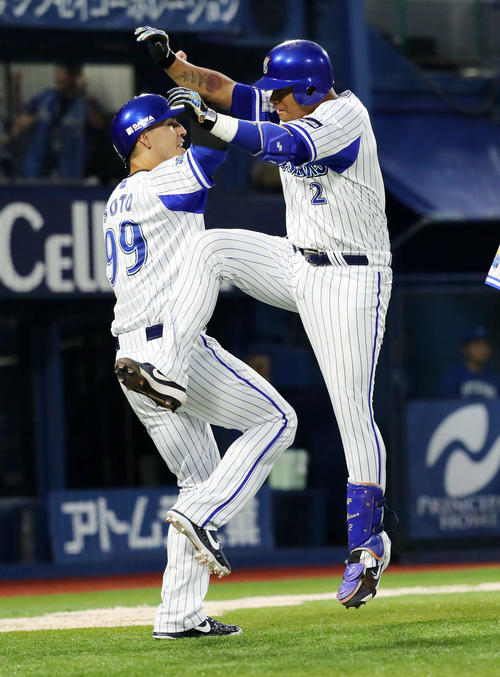 DeNA対中日　3回裏DeNA2死満塁、ロペス（右）は左越え本塁打を放ちソトとジャンプして喜ぶ（撮影・鈴木正人）