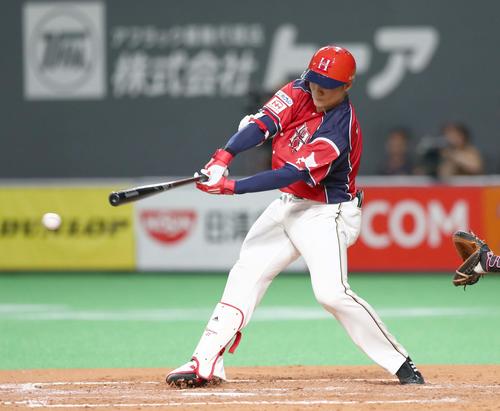 日本ハム対ロッテ　2回裏日本ハム2死一、三塁、右前適時打を放つ清宮（撮影・黒川智章）