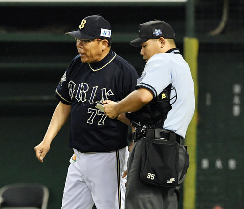 西武対オリックス　交代を告げるオリックス西村監督（撮影・滝沢徹郎）　